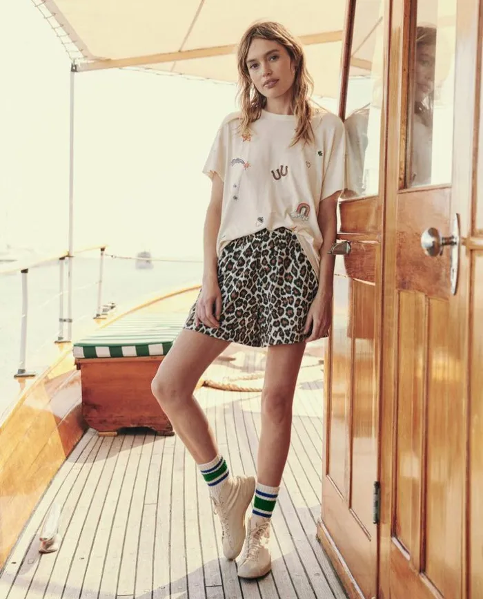 CollectionTees and Sweats The Great The Boxy Crew Washed White With Charm Embroidery