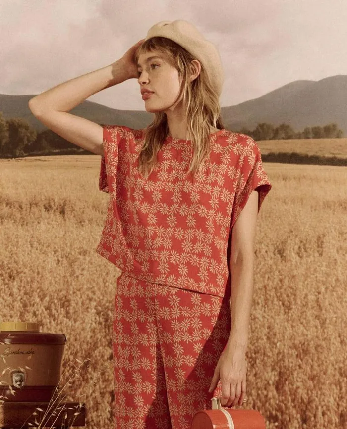 Collection The Great The Wander Top Desert Red Scattered Daisy