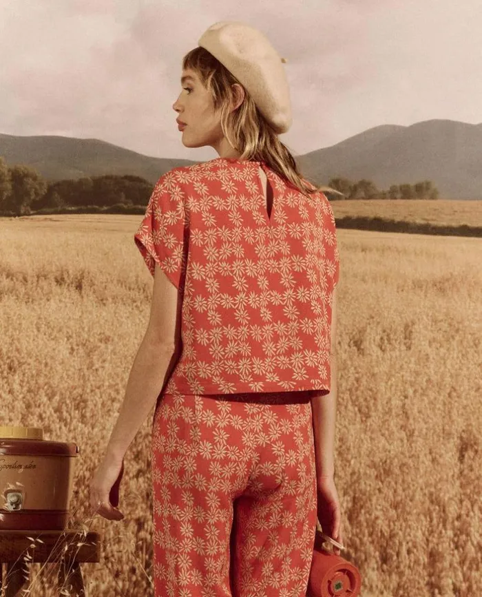 Collection The Great The Wander Top Desert Red Scattered Daisy