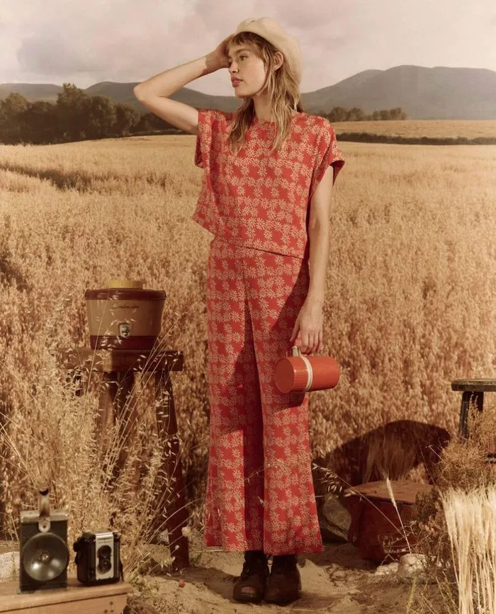 Collection The Great The Wander Top Desert Red Scattered Daisy