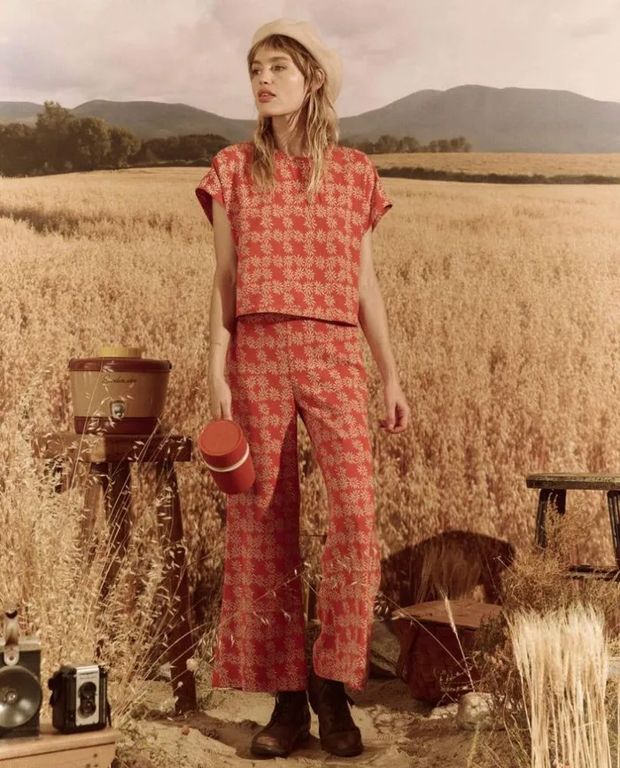 Collection The Great The Wander Top Desert Red Scattered Daisy
