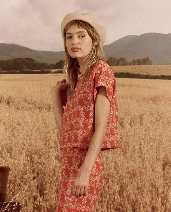 Collection The Great The Wander Top Desert Red Scattered Daisy