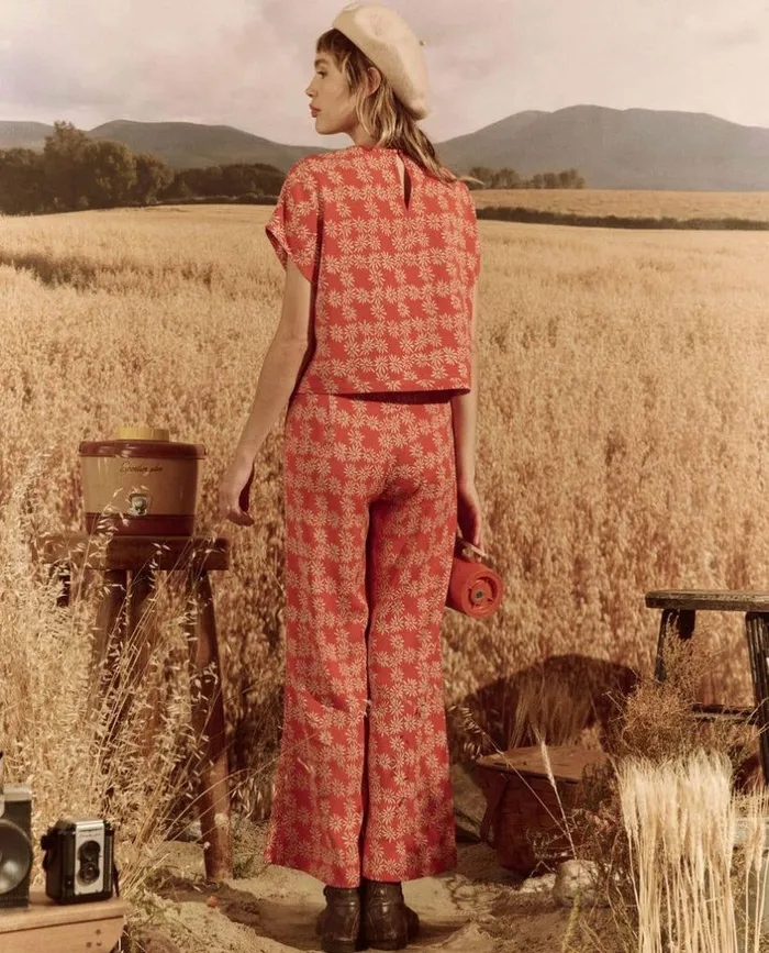 Collection The Great The Wander Top Desert Red Scattered Daisy