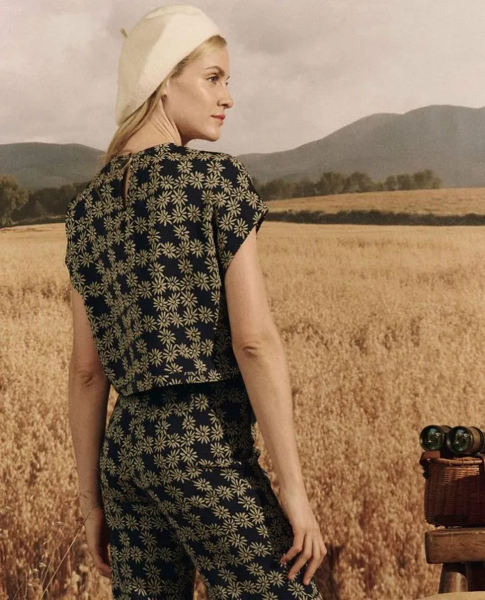 Collection The Great The Wander Top Navy Scattered Daisy