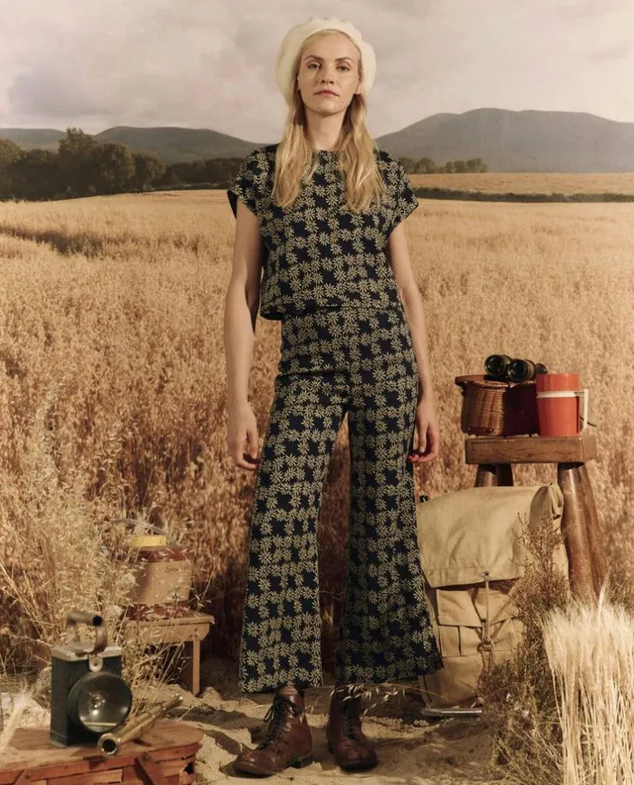 Collection The Great The Wander Top Navy Scattered Daisy