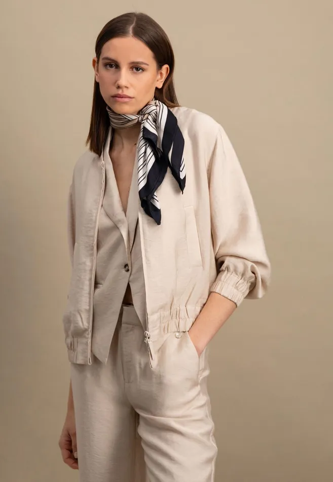 Jack Women FYNCHHATTON Jacket With A Stand up Collar And Zipper Sand