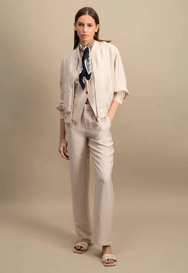 Jack Women FYNCHHATTON Jacket With A Stand up Collar And Zipper Sand