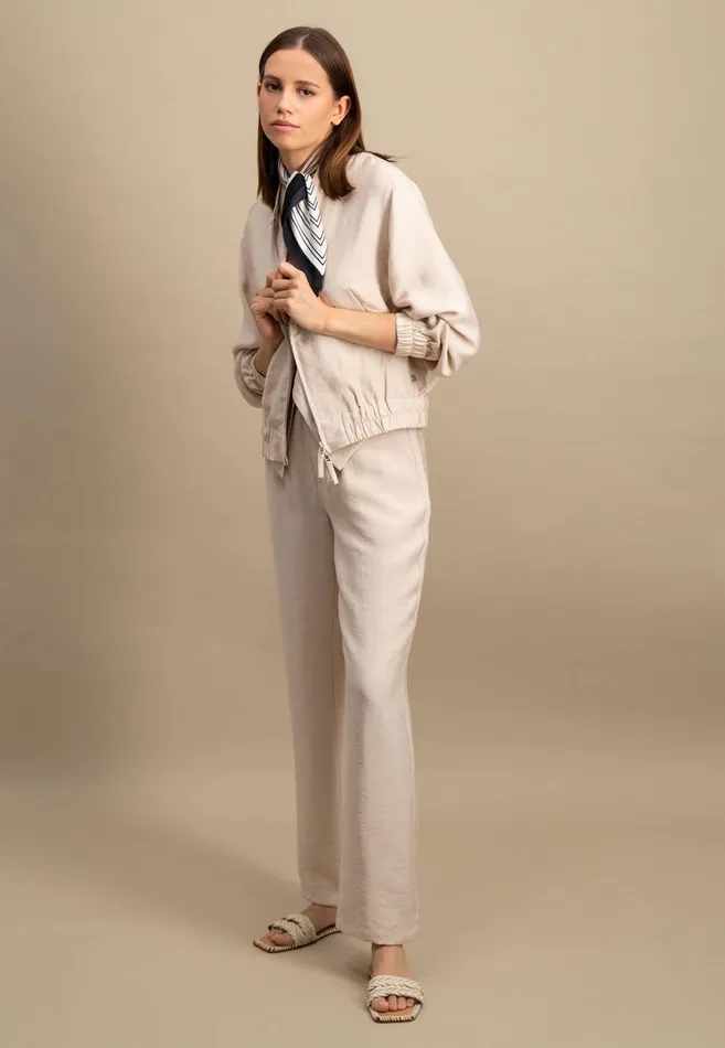 Jack Women FYNCHHATTON Jacket With A Stand up Collar And Zipper Sand