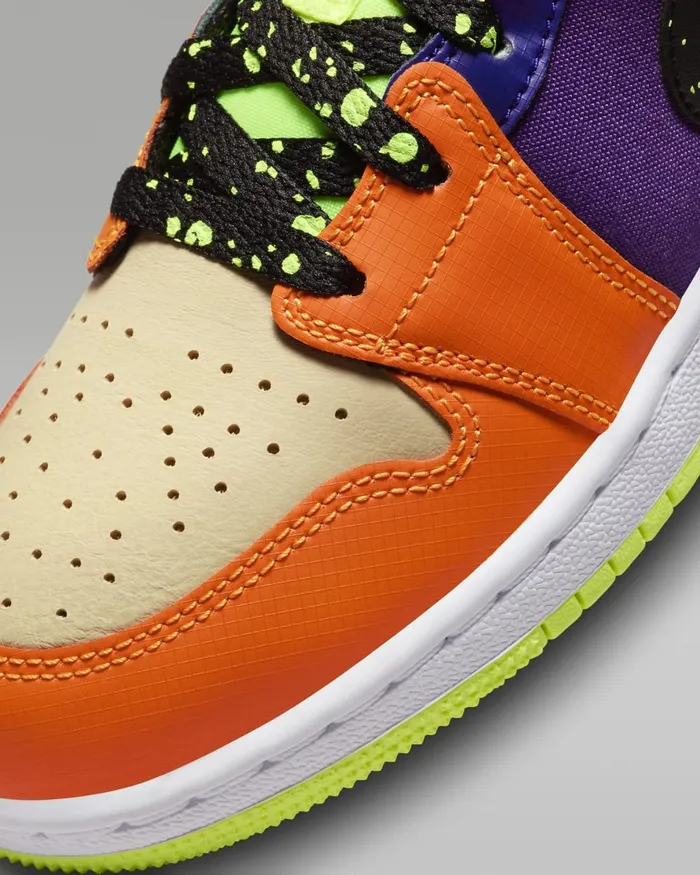 Kids Nike Jordan Air Jordan 1 Mid SE Voltvivid Orangeteam Goldblack