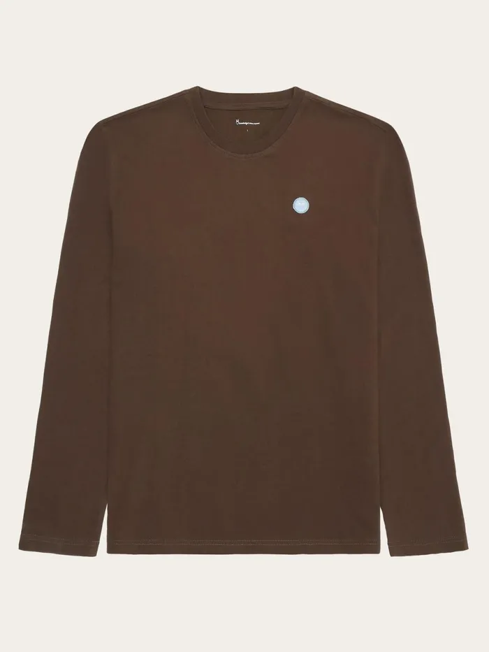 KnowledgeCotton Apparel Long Sleeves Badge Long Sleeve Demitasse brown 8211 Men KnowledgeCotton Apparel Long Sleeves Badge Long Sleeve Demitasse brown 8211 Men