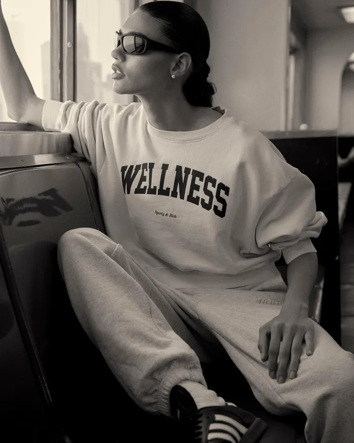 Sporty and Rich Sweatshirts Women Wellness Ivy Crewneck 8211 CreamNavy