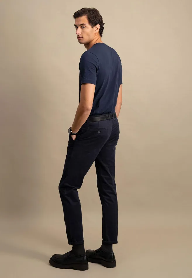 Tshirts Men FYNCHHATTON Basic Tshirt With A Round Neckline Whitepacificmidnightasphaltnavyblack